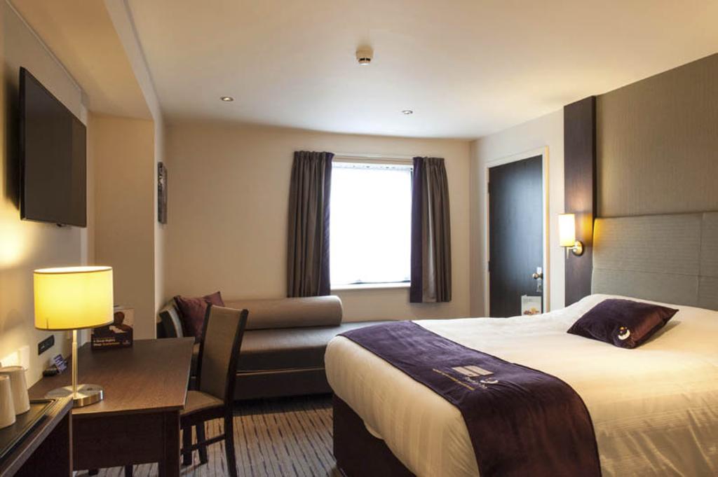 Premier Inn Manchester - 프레스트위치 외부 사진