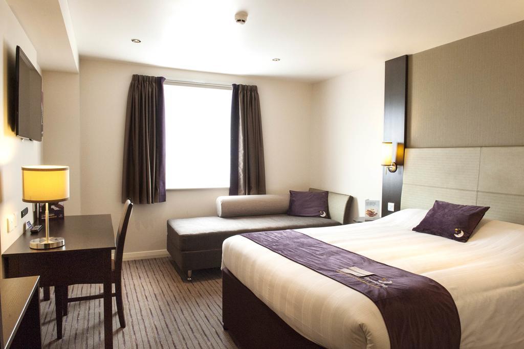 Premier Inn Manchester - 프레스트위치 외부 사진