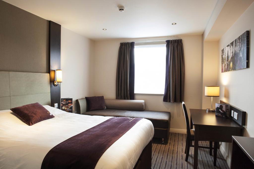 Premier Inn Manchester - 프레스트위치 외부 사진