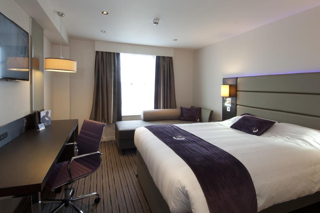 Premier Inn Manchester - 프레스트위치 외부 사진